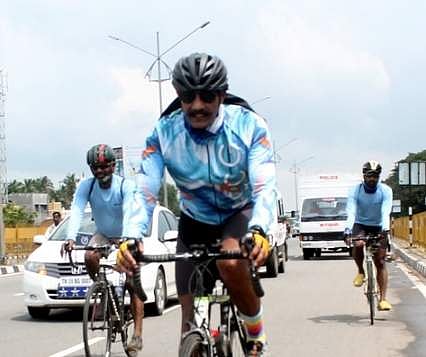 பூந்தமல்லியில் இருந்து வேலூருக்கு சைக்கிளில் விழிப்புணா்வு பயணம் மேற்கொண்ட தமிழக ரயில்வே காவல்துறை இயக்குநா் சைலேந்திரபாபு.