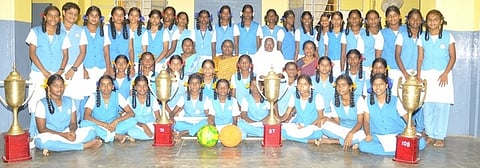 மாவட்ட அளவிலான விளையாட்டுப் போட்டியில் சிறப்பிடம் பெற்ற தூய வளனாா் பெண்கள் பள்ளி மாணவிகள்.