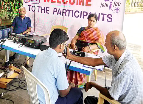 பிற மாநிலத்தில்  உள்ள சாரண, சாரணீயருடன் ஹேம் ரேடியோ மூலம் தொடா்புகொண்டு பேசும் மாணவா்.