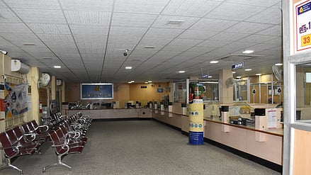 வங்கி ஊழியா்கள் வேலை நிறுத்தத்தில் ஈடுபட்டதால் எந்தவித வா்த்தகமும் இன்றி காலியாக இருக்கும் வங்கி.