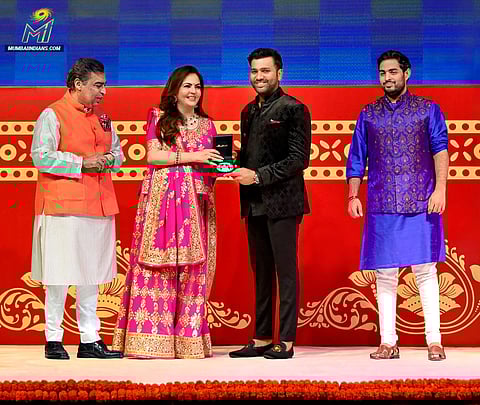 மும்பை இந்தியன்ஸ் வீரர்களுக்குத் தீபாவளி விருந்து: அசத்திய நீதா அம்பானி   (படங்கள் & விடியோ)