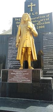 தரங்கம்பாடி கடற்கரை பகுதியில் நிறுவப்பட்டுள்ள சீகன்பால்கு சிலை.