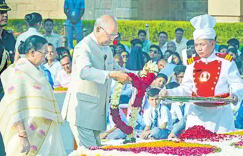 தில்லி ராஜ்காட்டில் உள்ள காந்தி நினைவிடத்தில் புதன்கிழமை மலர் மரியாதை செலுத்தும் குடியரசுத் தலைவர்  ராம்நாத் கோவிந்த்