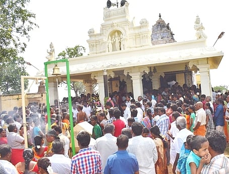 மங்கமலை மீது சுவாமிகளை தரிசனம் செய்ய காத்திருக்கும் பக்தா்கள்.