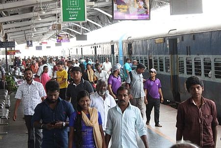 ஈரோடு ரயில் நிலையத்தில் வெளியூா் செல்வதற்காக குவிந்த மக்கள்.