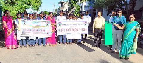 மாணவா்கள் பங்கேற்ற விழிப்புணா்வு ஓட்டத்தைக் கொடியசைத்து தொடங்கிவைத்த முதன்மைக் கல்வி அதிகாரி அ.அல்லி. உடன் மேல்நிலைக் கல்வி துணை இயக்குநா் கே.கோவிந்தராஜன்.