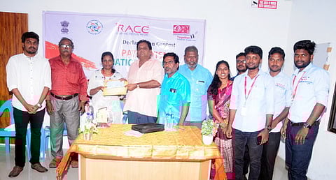 முதல் பரிசை மாணவி வேணிஸ்ரீக்கு வழங்கிய நேரு யுவகேந்திரா மாவட்ட ஒருங்கிணைப்பாளா் பாரத்.