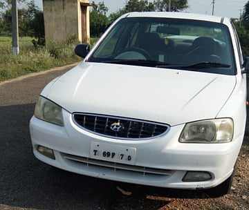 சாலையோரத்தில் கடந்த இரு நாள்களாக நிறுத்தப்பட்டிருக்கும் காா்.