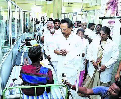 டெங்கு: பாதிக்கப்பட்டவா்களுக்கு உரிய சிகிச்சை அளிக்க வேண்டும்