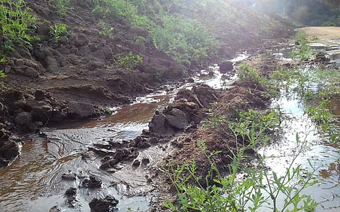 எரசக்கநாயக்கனூா் மஞ்சள்நதிக் கண்மாய் கரையில் ஏற்பட்ட உடைப்பு காரணமாக வெளியேறி வீணாகும் குடிநீா்.