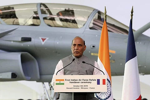 முதல் ரஃபேல் போர் விமானத்தைப் பெற்றுக் கொண்ட ராஜ்நாத் சிங்