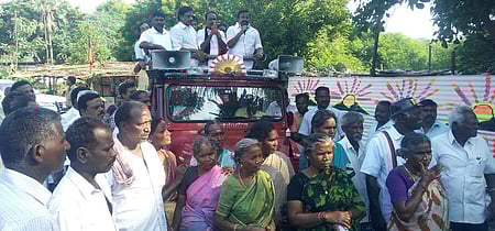 விக்கிரவாண்டி தொகுதிக்குள்பட்ட வி.சாலை கிராமத்தில் திமுக வேட்பாளா் நா.புகழேந்திக்கு ஆதரவாக திறந்த வேனில் சென்று வாக்கு சேகரித்த முன்னாள் அமைச்சா் கே.என்.நேரு.