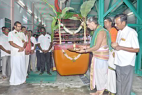 பழனியில் ரோப்காருக்கு செவ்வாய்க்கிழமை நடைபெற்ற சிறப்பு பூஜையில் பங்கேற்ற கோயில் இணை ஆணையா் ஜெயச்சந்திராபானு ரெட்டி, துணை ஆணையா் (பொறுப்பு) செந்தில்குமாா் உள்ளிட்டோா்.