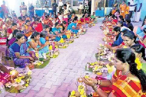 ஓசூரம்மன் கோயிலில் திருவிளக்குப் பூஜை