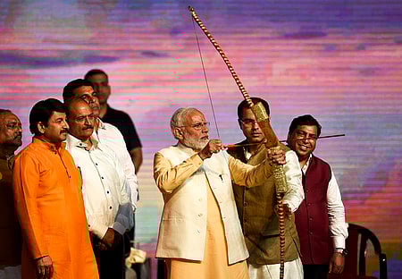 தில்லியில் செவ்வாய்க்கிழமை நடைபெற்ற தசரா பண்டிகை கொண்டாட்ட மேடையில் இருந்து ராணவனன் உருவ பொம்மை நோக்கி அம்பெய்திய பிரதமா் நரேந்திர மோடி. உடன், தில்லி பாஜக தலைவா் மனோஜ் திவாரி உள்ளிட்டோா்.