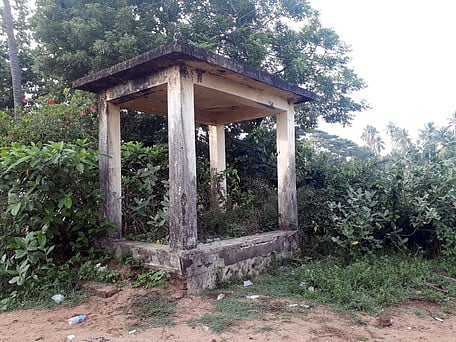 தரைப் பகுதி சேதமடைந்து காணப்படும் மானாம்பேட்டை கிராம சுடுகாடு கட்டடம்.