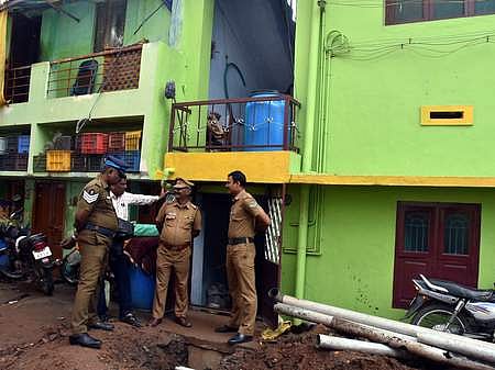 கோவை, உக்கடம், ஜிஎம் நகா் பகுதியில் என்ஐஏ அதிகாரிகள் சோதனை நடத்திய வீட்டின் முன்பு பாதுகாப்புப் பணியில் ஈடுபட்டுள்ள போலீஸாா்.