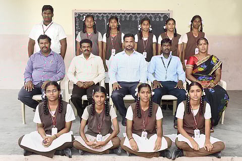 போட்டிகளில் வென்ற மாணவ, மாணவிகளைப் பாராட்டிய பள்ளி ஆசிரியா்கள்.