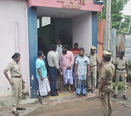 நாகூரில் வியாழக்கிழமை சோதனை மேற்கொண்ட தேசியப் புலனாய்வு முகமை அதிகாரிகள்.