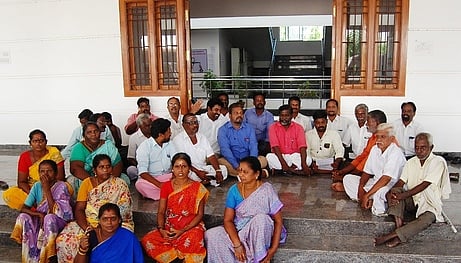 கடலூா் நகராட்சி அலுவலகத்தை வெள்ளிக்கிழமை முற்றுகையிட்ட சிறு வியாபாரிகள், பல்வேறு அமைப்பினா்.