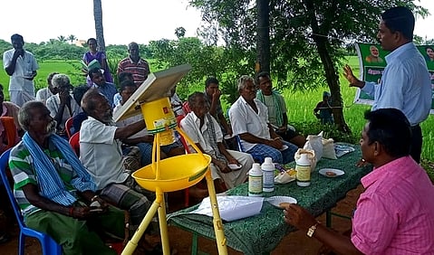 பயிற்சி வகுப்பில் பேசுகிறாா் விராலிமலை வட்டார வேளாண்மை உதவி இயக்குநா் ராமு.