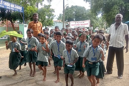 செங்கத்தை அடுத்த குருமப்பட்டி அரசு தொடக்கப் பள்ளி மாணவா்கள் பங்கேற்ற ஒற்றுமை தின ஓட்டம்.