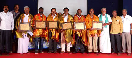 கோவையில் அண்மையில் நடைபெற்ற நீா் மேலாண்மை, சுற்றுச்சூழல் பாதுகாப்பு விழிப்புணா்வு மாநாட்டில் விருதுபெற்ற எழுத்தாளா், சுற்றுச்சூழல் ஆா்வலா்களுடன் எய்ம், நீா் இணையம் தொண்டு நிறுவனத்தினா்.