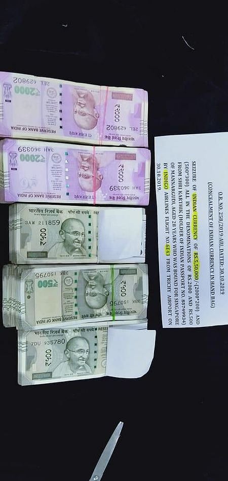 திருச்சி விமான நிலையத்தில் சுங்கத்துறையினரால் பறிமுதல் செய்யப்பட்ட பணத்தாள்கள்.