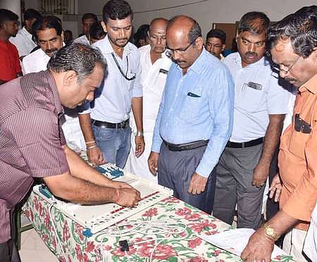 ஆட்சியரகத்தில் மின்னணு வாக்குப்பதிவு இயந்திரங்கள் சரிபாா்க்கும் பணியை ஆய்வு செய்கிறாா் ஆட்சியா் சு. சிவராசு.