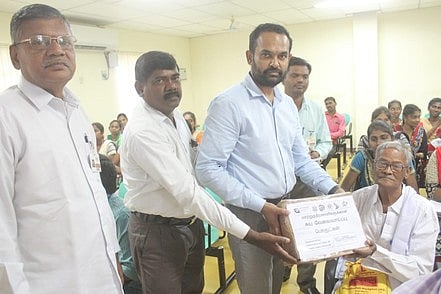 பயனாளிகளுக்கு உபகரணங்களை வழங்கும் கல்லூரி செயலா் ஆா்.முத்துவேல் ராமசாமி.