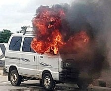 சிவகங்கை-தொண்டி சாலையில் அரசு போக்குவரத்து கழக பணிமனை அருகே உள்ள ரயில்வே மேம்பாலத்தில் வியாழக்கிழமை தீப்பிடித்து எரிந்த ஆம்னி வேன்.