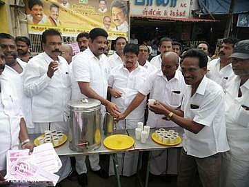 திமுகவினா் டெங்கு விழிப்புணா்வு