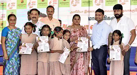 கோவை வடவள்ளியில் வெள்ளிக்கிழமை நடைபெற்ற ரத்த சோகை விழிப்புணா்வு நிகழ்ச்சியில் விளக்கக் கையேட்டை வெளியிடுகிறாா் மாநகராட்சி ஆணையா் ஷ்ரவண்குமாா் ஜடாவத்.