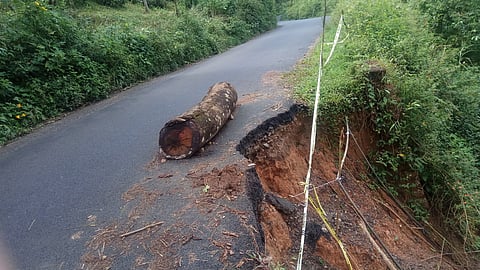 நிலச்சரிவு அபாயத்தில் உள்ள ஓவேலி- எல்லமலை சாலை.
