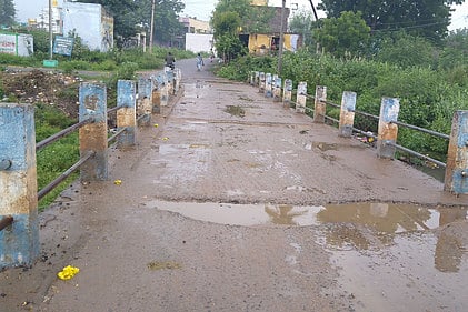 பழுதடைந்து குண்டும் குழியுமாக காட்சியளிக்கும் தளவாநாய்க்கன்பேட்டை தரைப்பாலம்.