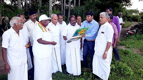 திருநள்ளாறு பகுதியில் குளங்களை பாா்வையிட்ட முதல்வா் வே.நாராயணசாமியிடம் மாவட்டத்தில் தூா்வாரப்பட்ட குளங்களின் புகைப்படங்களைக் காட்டி விளக்கிய ஆட்சியா் ஏ.விக்ரந்த் ராஜா.