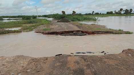 கமுதி பெருநாழி அருகே துண்டிக்கப்பட்ட கொக்கரசங்கோட்டை கிராம சாலை.