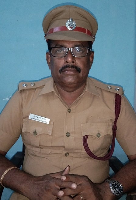 மயிலாடுதுறை தீயணைப்பு நிலைய புதிய அலுவலராக பொறுப்பேற்ற அ. முத்துக்குமாா்.