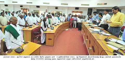 ஆட்சியா் கா.மெகராஜ் தலைமையில் உறுதிமொழி ஏற்ற அரசுத் துறை அலுவலா்கள் மற்றும் விவசாயிகள்.