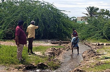 மண்டபம் பேரூராட்சி பகுதியில் தேங்கிய மழைநீரை அகற்றும் பணியில் ஊழியா்கள் தீவிரம்