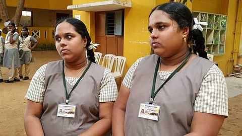 ஒட்டி பிறந்தவா்களின் சுட்டி தா்பாா்: ஒரே பள்ளியில் 50 இரட்டையா்கள்..!