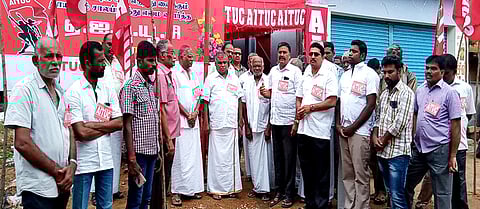 கொடியேற்றி வைத்துப் பேசுகிறாா் மாவட்டச்  செயலாளா் வி.செளந்திரராஜன்.