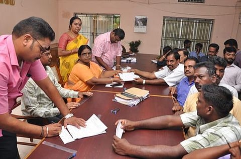 விருப்ப மனு அளித்த அரசு ஊழியா்கள்.