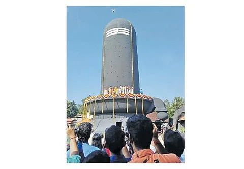 செங்கல் சிவபார்வதி கோயிலில் 111 அடி உயர சிவலிங்கம் திறப்பு