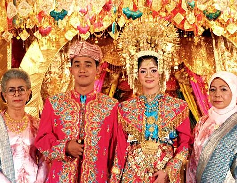 இந்தோனேசியர்களின் பாரம்பரிய திருமண உடை