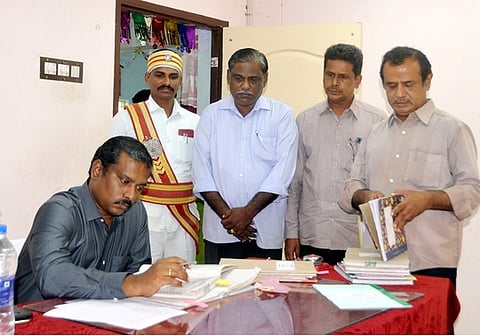 வலங்கைமான் வட்டாட்சியா் அலுவலகத்தில் ஆய்வு மேற்கொண்ட மாவட்ட ஆட்சியா் த. ஆனந்த்.