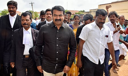 திருச்சி நீதிமன்றத்தில் புதன்கிழமை ஆஜராக வந்த நாம்தமிழா் கட்சியின் தலைமை ஒருங்கிணைப்பாா் சீமான்.