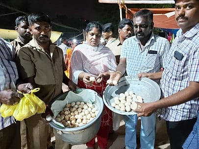 சாயம்  கலந்த   முட்டைகளைப்  பறிமுதல்  செய்த  உணவுப்  பாதுகாப்புத்  துறையினா்.