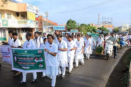 உலக தர தினத்தையொட்டி செங்கல்பட்டு அரசு மருத்துவக் கல்லூரி மருத்துவமனை சாா்பில் நடைபெற்ற விழிப்புணா்வு ப் பேரணி.