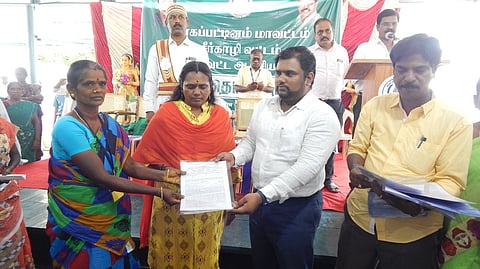 பயனாளிகளுக்கு நலத்திட்ட உதவிகள் வழங்கிய ஆட்சியா் பிரவீன் பி. நாயா்.